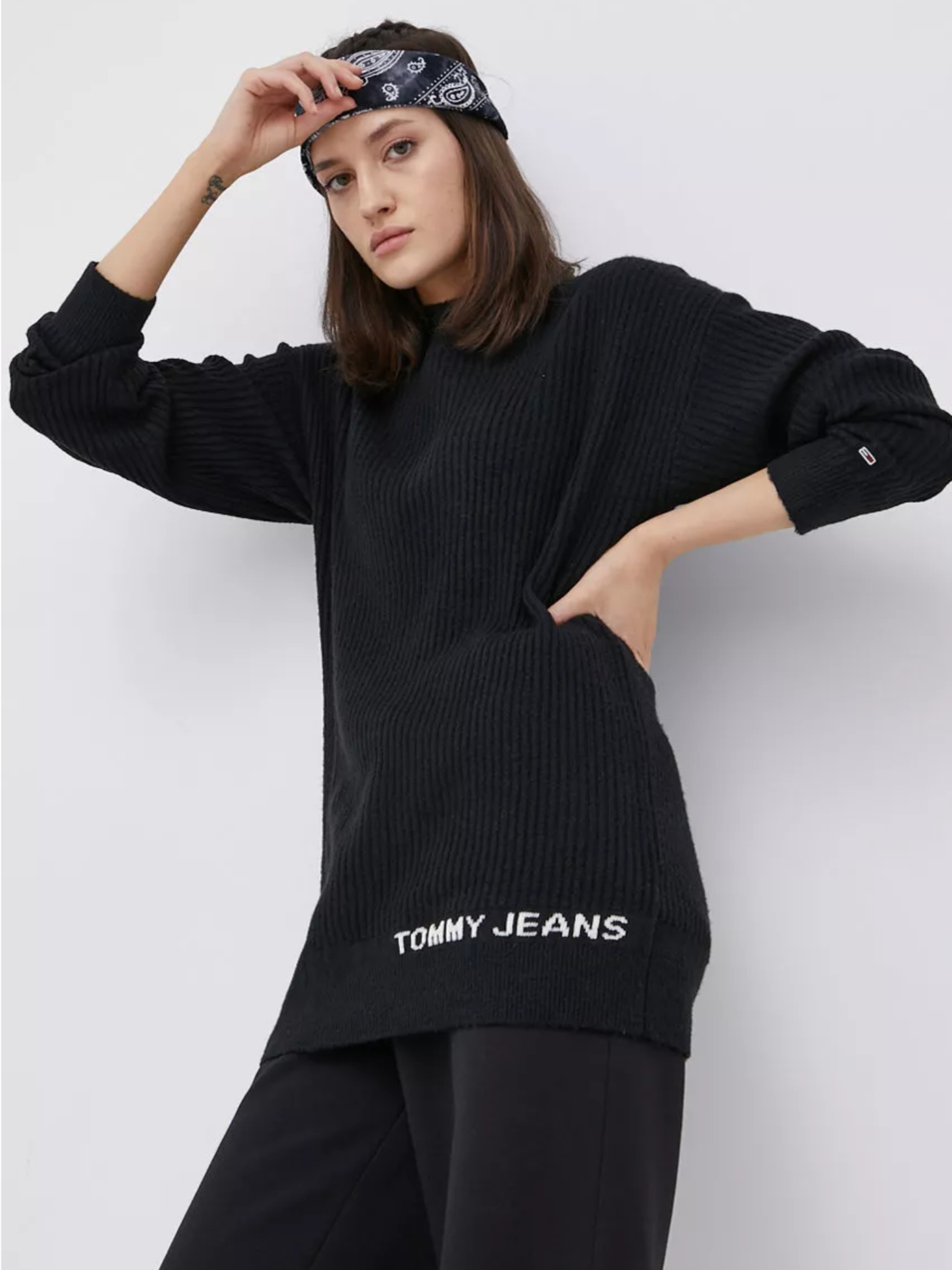 Tommy Jeans dámský černý svetr LOFTY TURTLENECK - S (BDS)