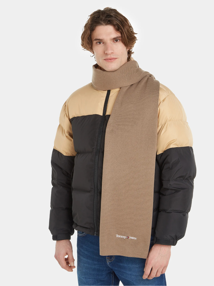 detail Tommy Jeans pánská béžová šála