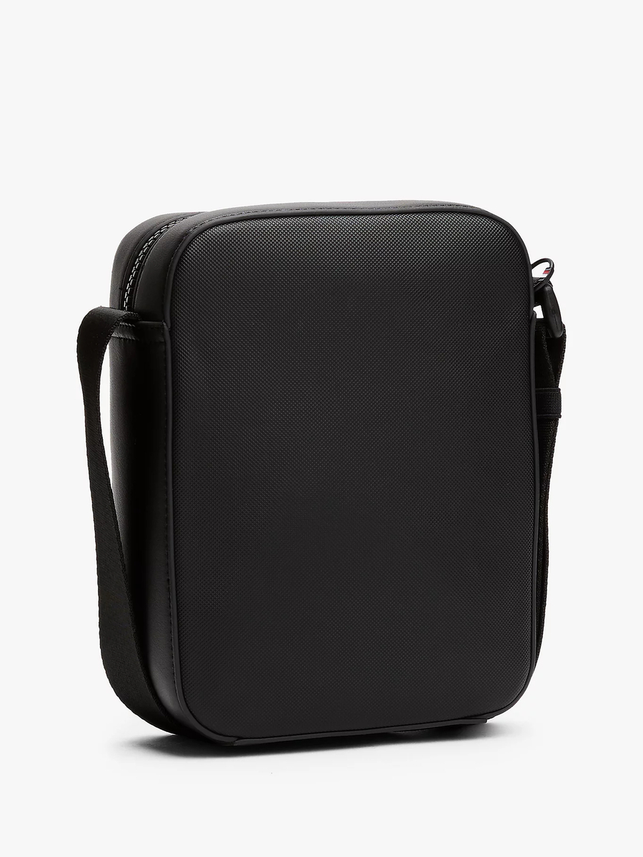 detail Tommy Hilfiger pánská černá taška přes rameno