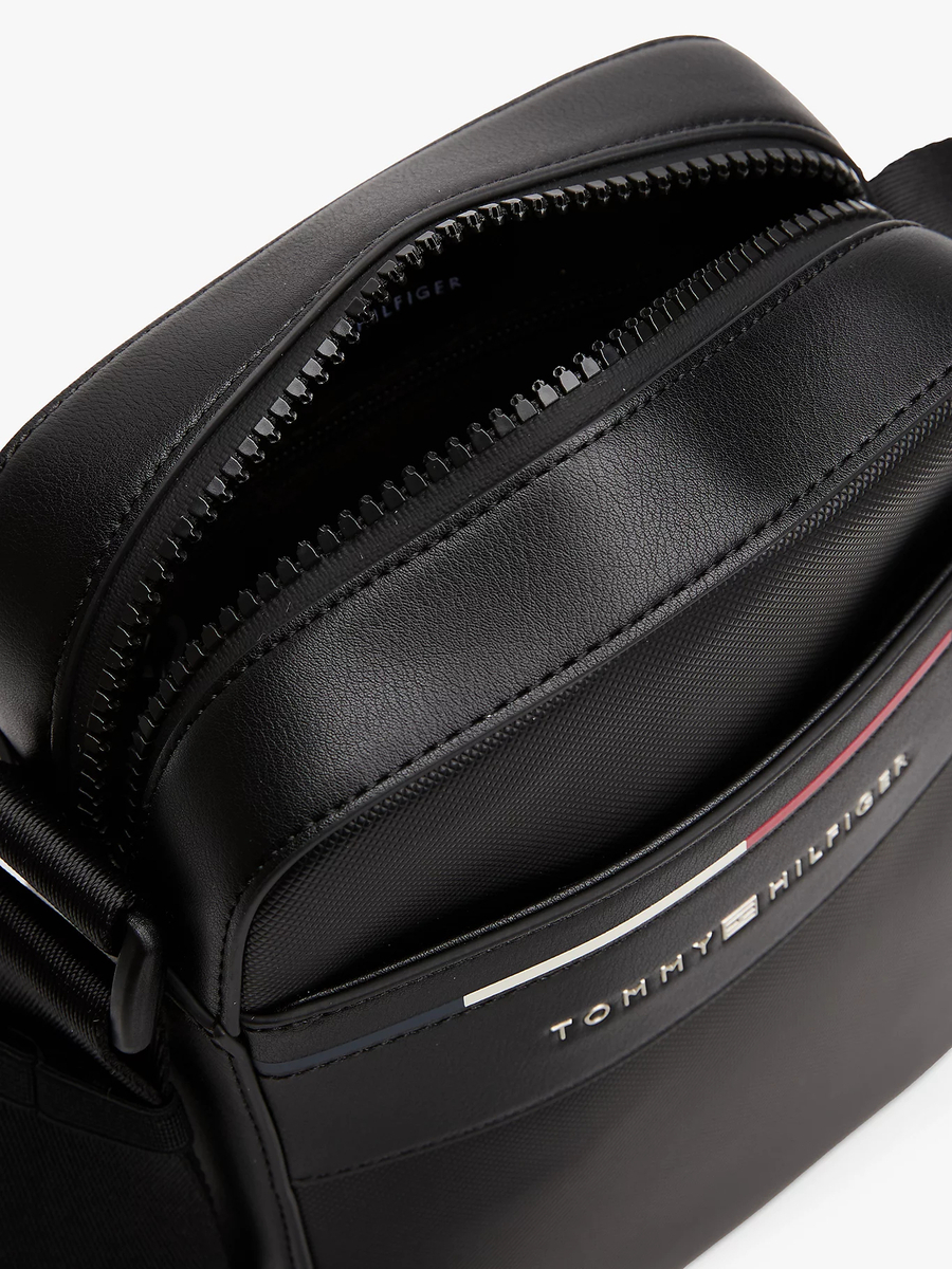 detail Tommy Hilfiger pánská černá taška přes rameno