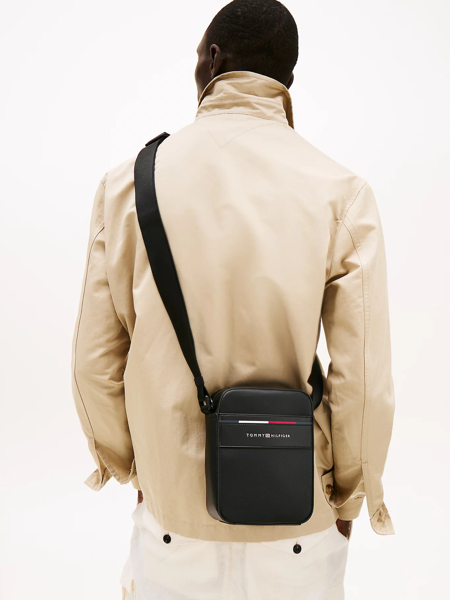 detail Tommy Hilfiger pánská černá taška přes rameno