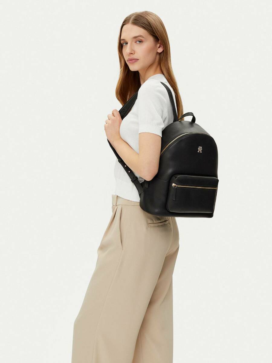 detail Tommy Hilfiger dámský černý batoh