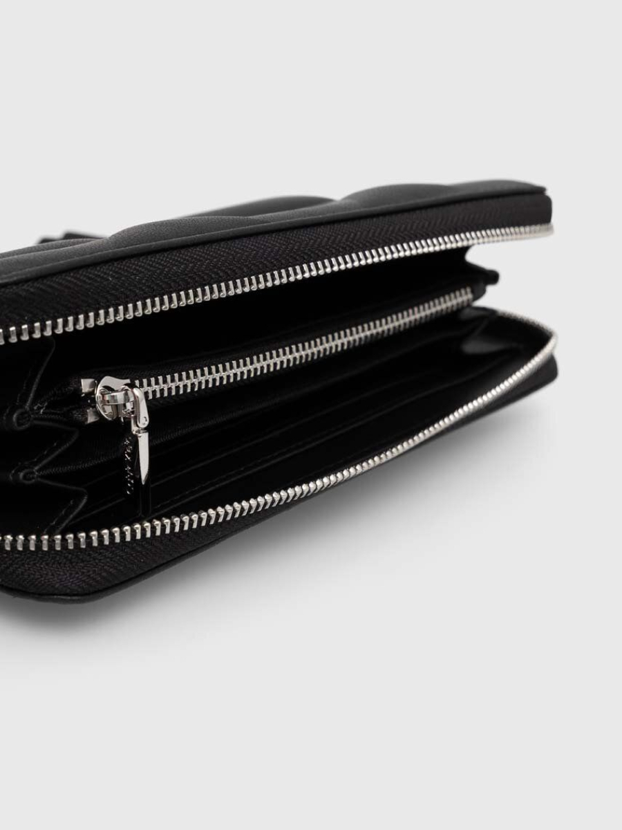 detail Calvin Klein dámská černá peněženka