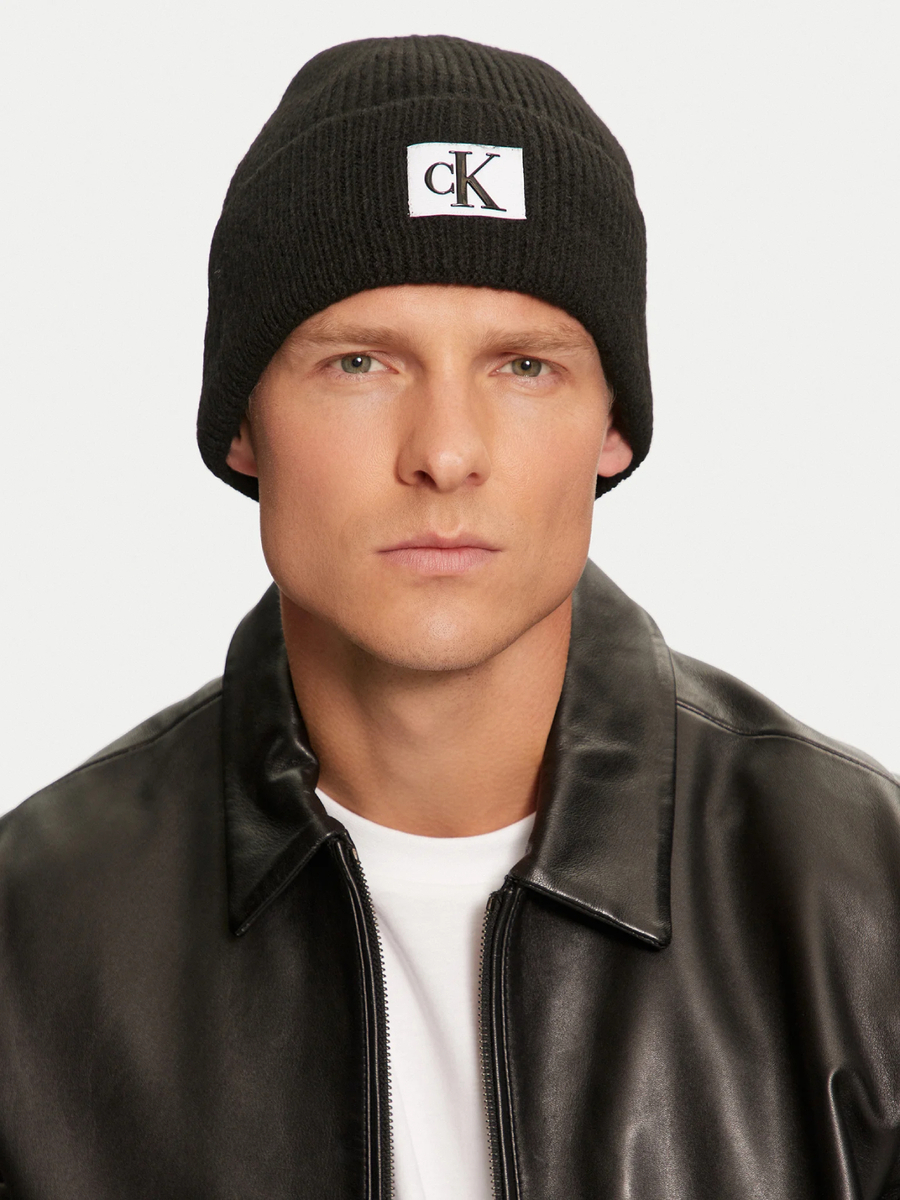 detail Calvin Klein pánská černá čepice