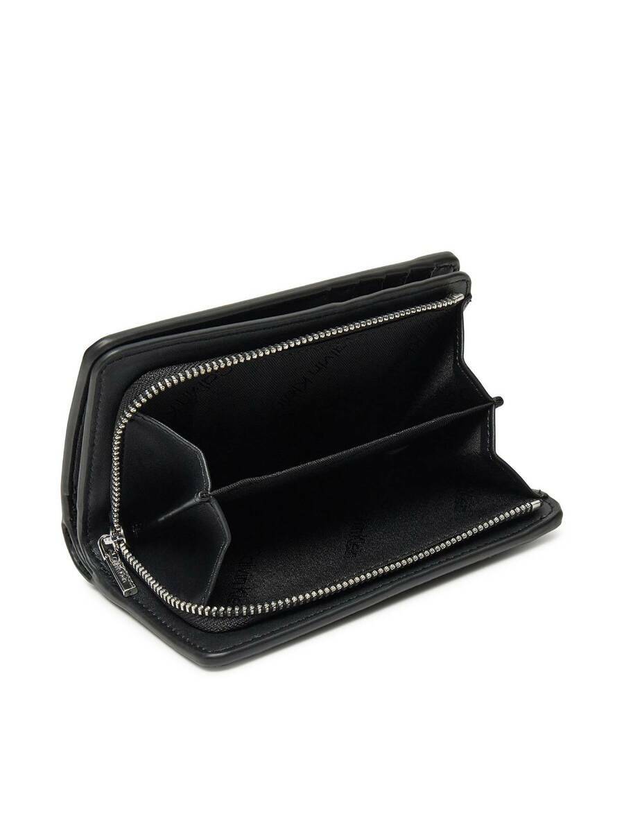 detail Calvin Klein dámská černá peněženka