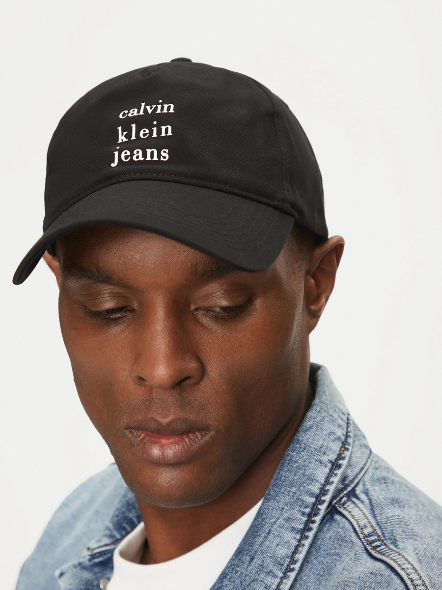 detail Calvin Klein pánská černá kšiltovka