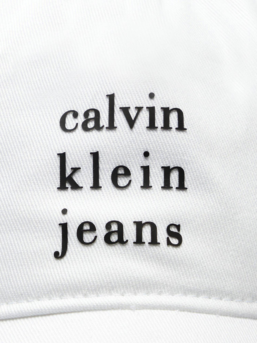 detail Calvin Klein pánská bílá kšiltovka
