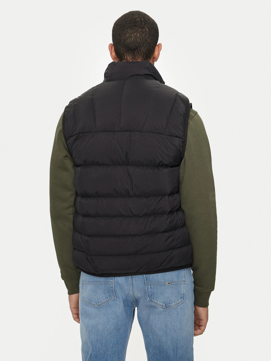 detail Tommy Jeans pánská černá vesta