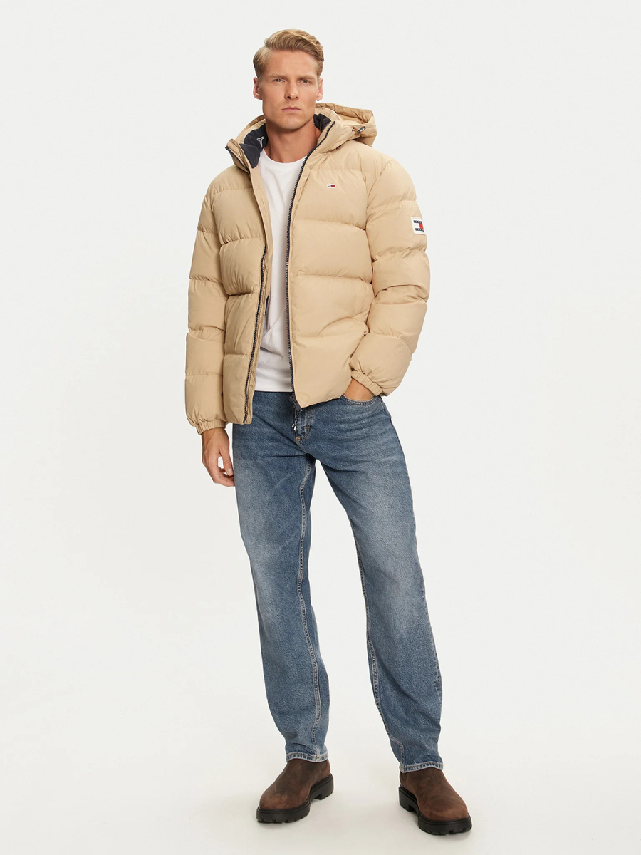 detail Tommy Jeans pánská béžová bunda