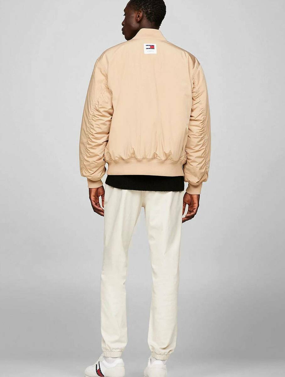 detail Tommy Jeans pánský béžový bomber