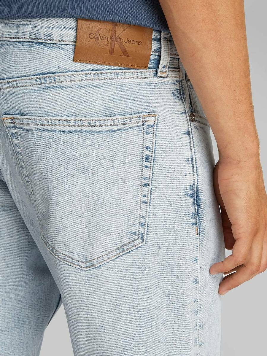 detail Calvin Klein pánské světle modré džíny