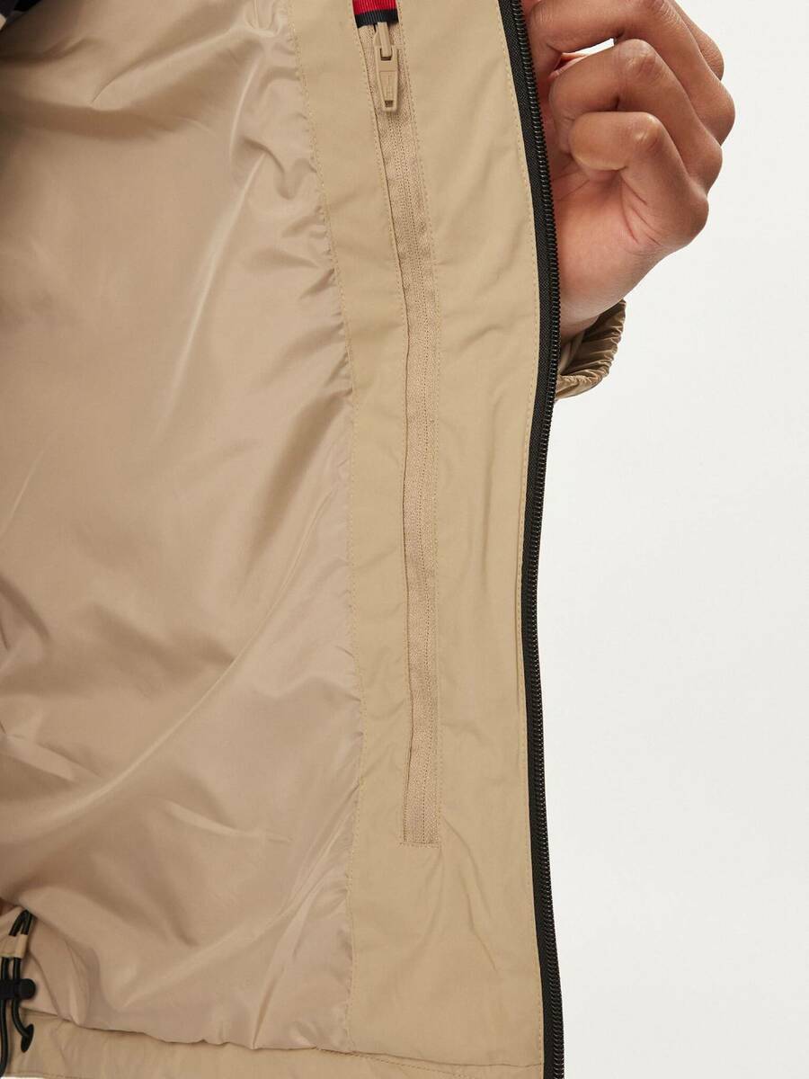 detail Tommy Hilfiger pánská béžová bunda Portland