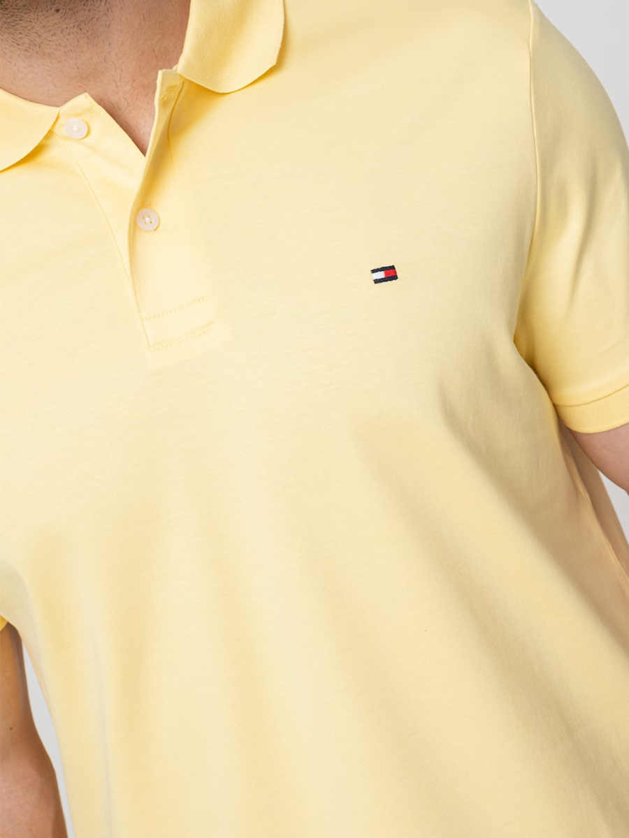 detail Tommy Hilfiger pánské žluté polo tričko