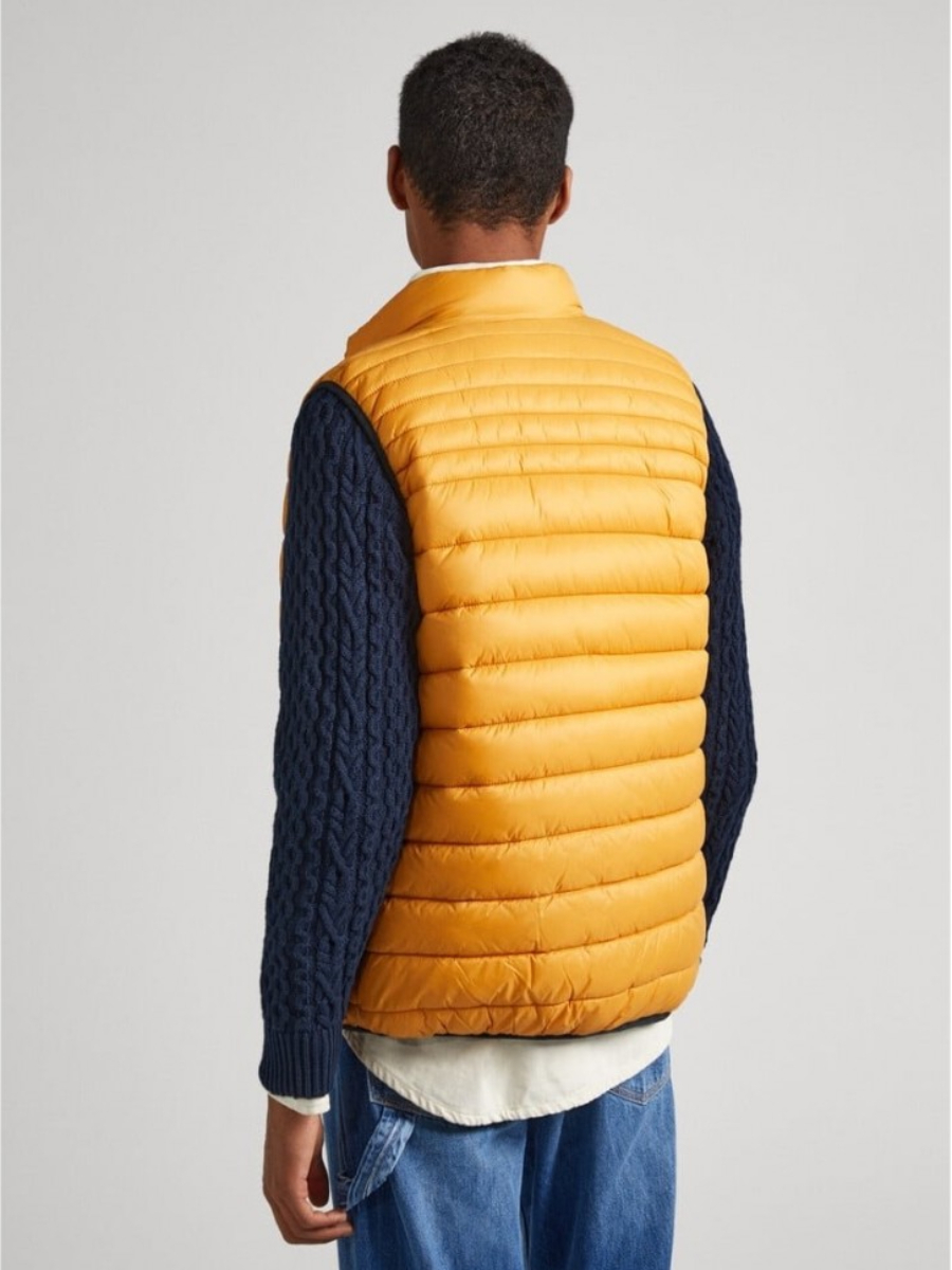 detail Pepe Jeans pánská hořčicová vesta