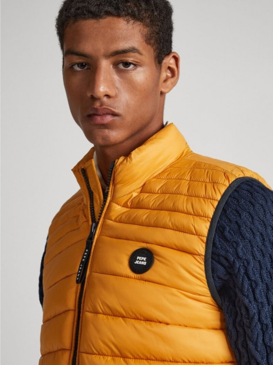 detail Pepe Jeans pánská hořčicová vesta