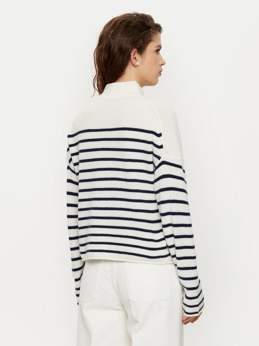 detail Tommy Hilfiger dámský bílý svetr