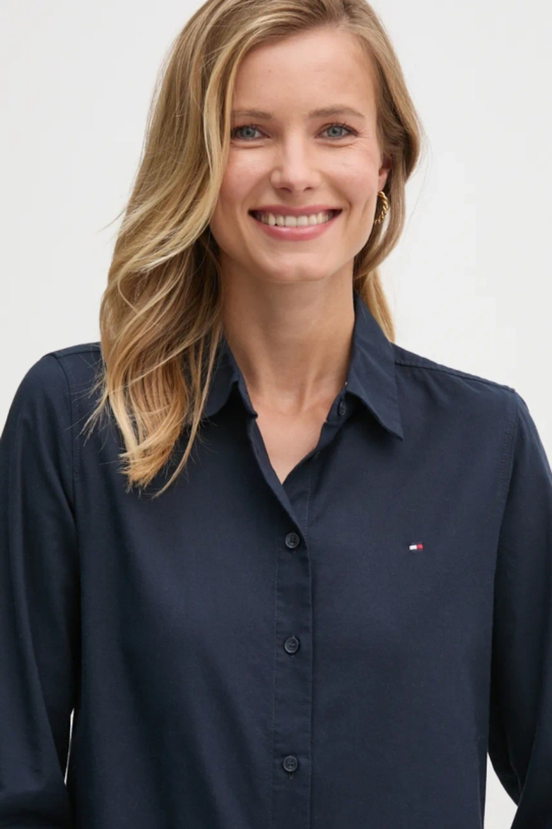 detail Tommy Hilfiger dámská tmavě modrá košile