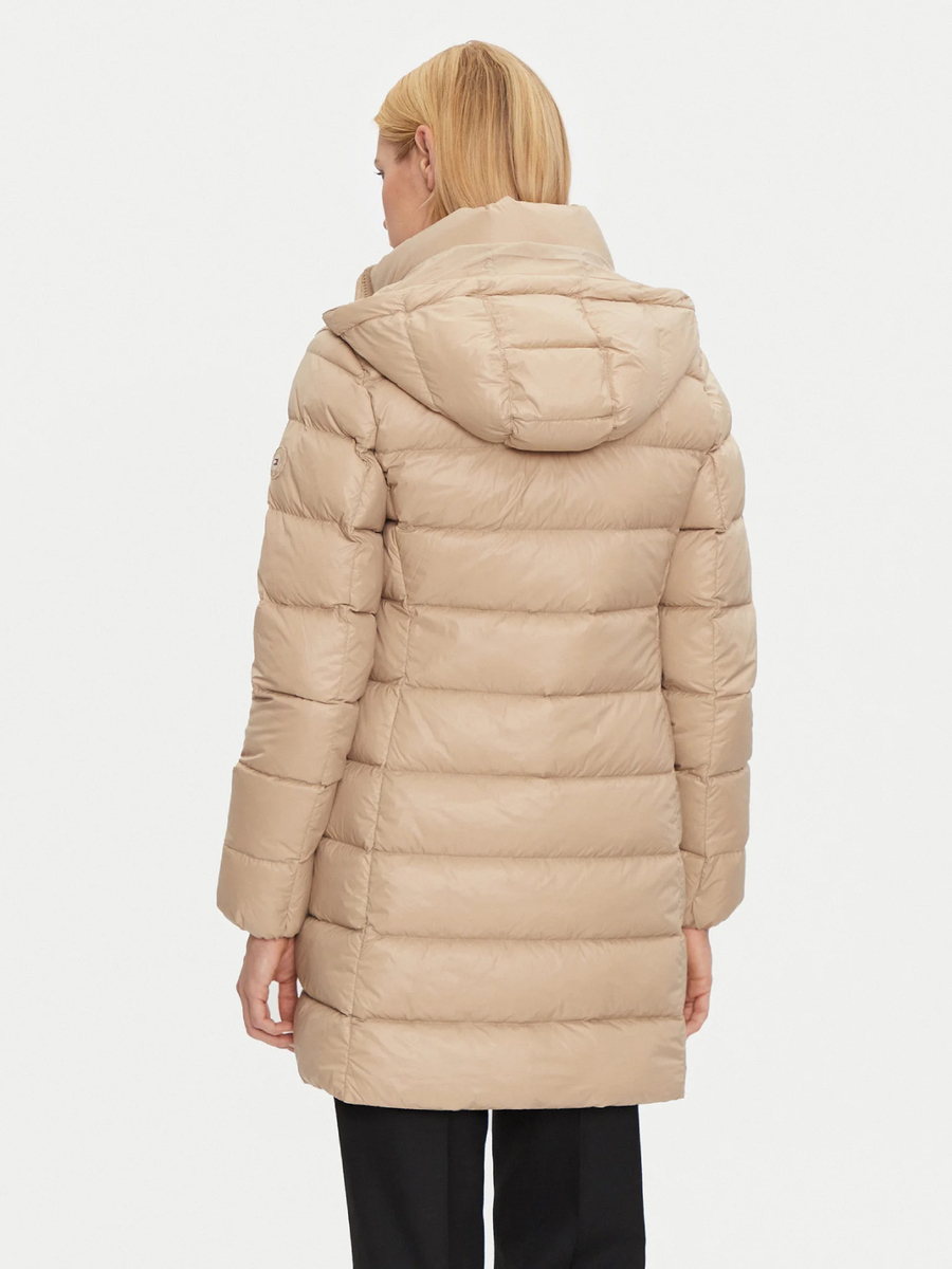 detail Tommy Hilfiger dámská péřová bunda