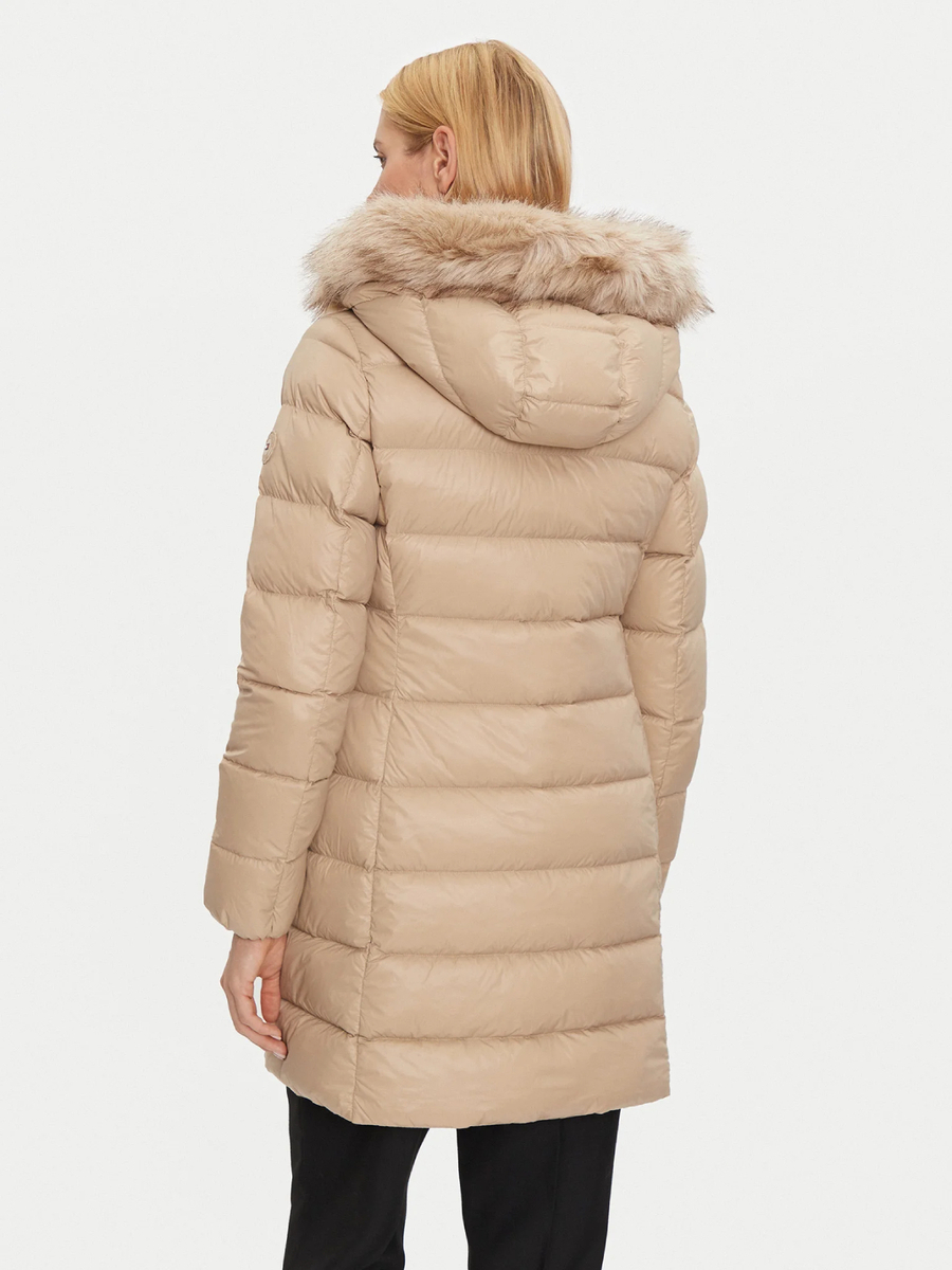 detail Tommy Hilfiger dámská péřová bunda