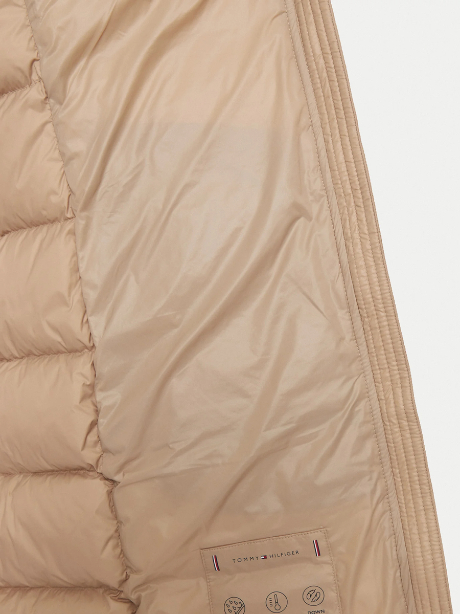 detail Tommy Hilfiger dámská péřová bunda