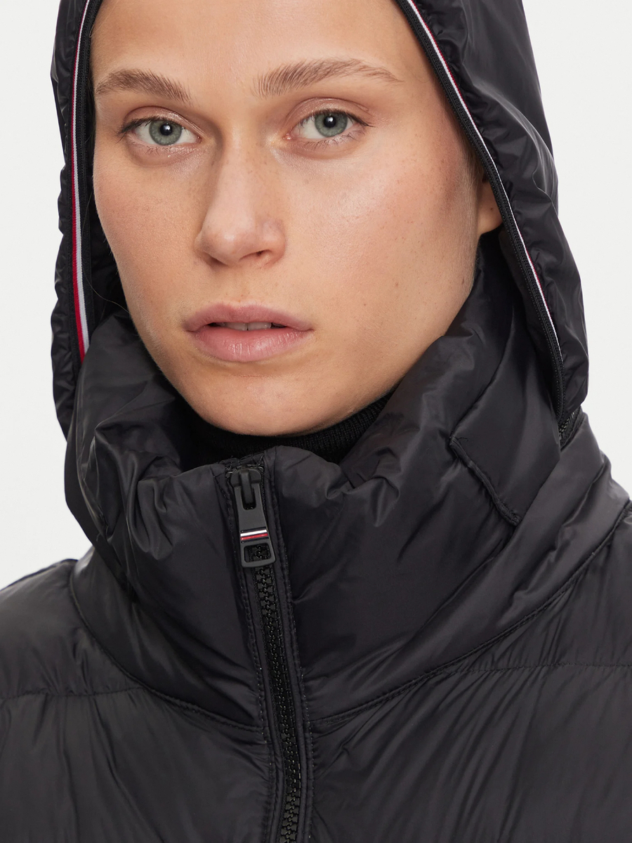 detail Tommy Hilfiger dámská černá bunda