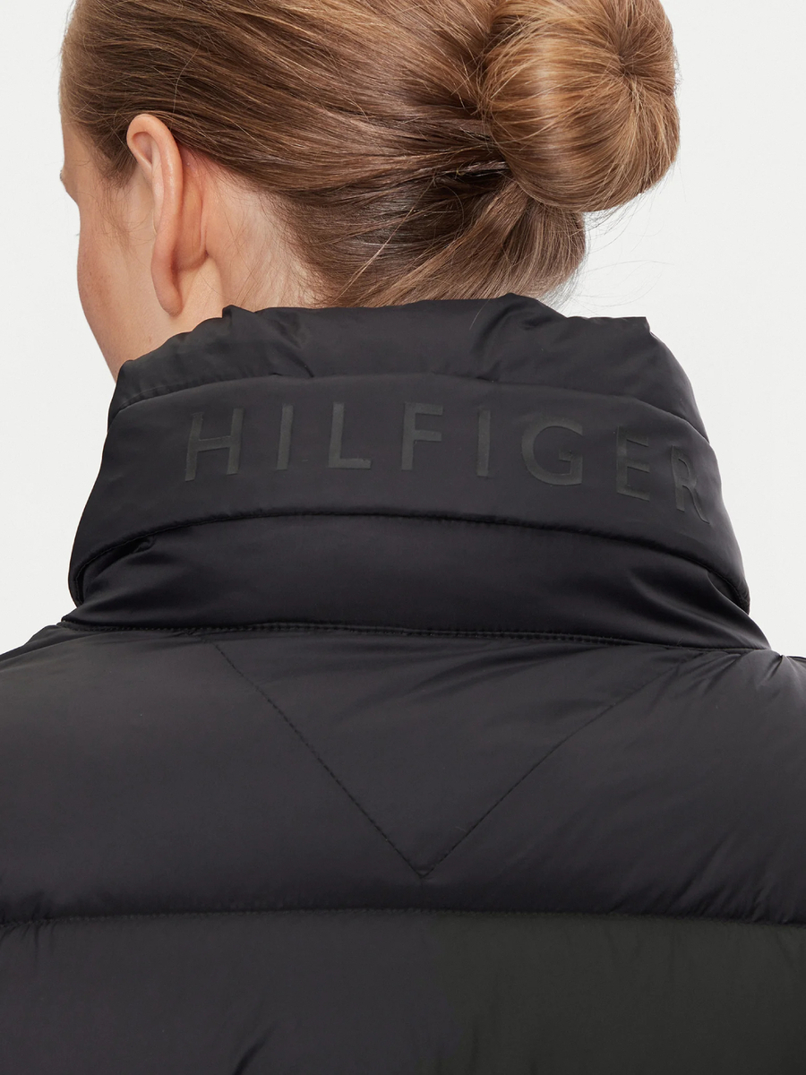 detail Tommy Hilfiger dámská černá bunda