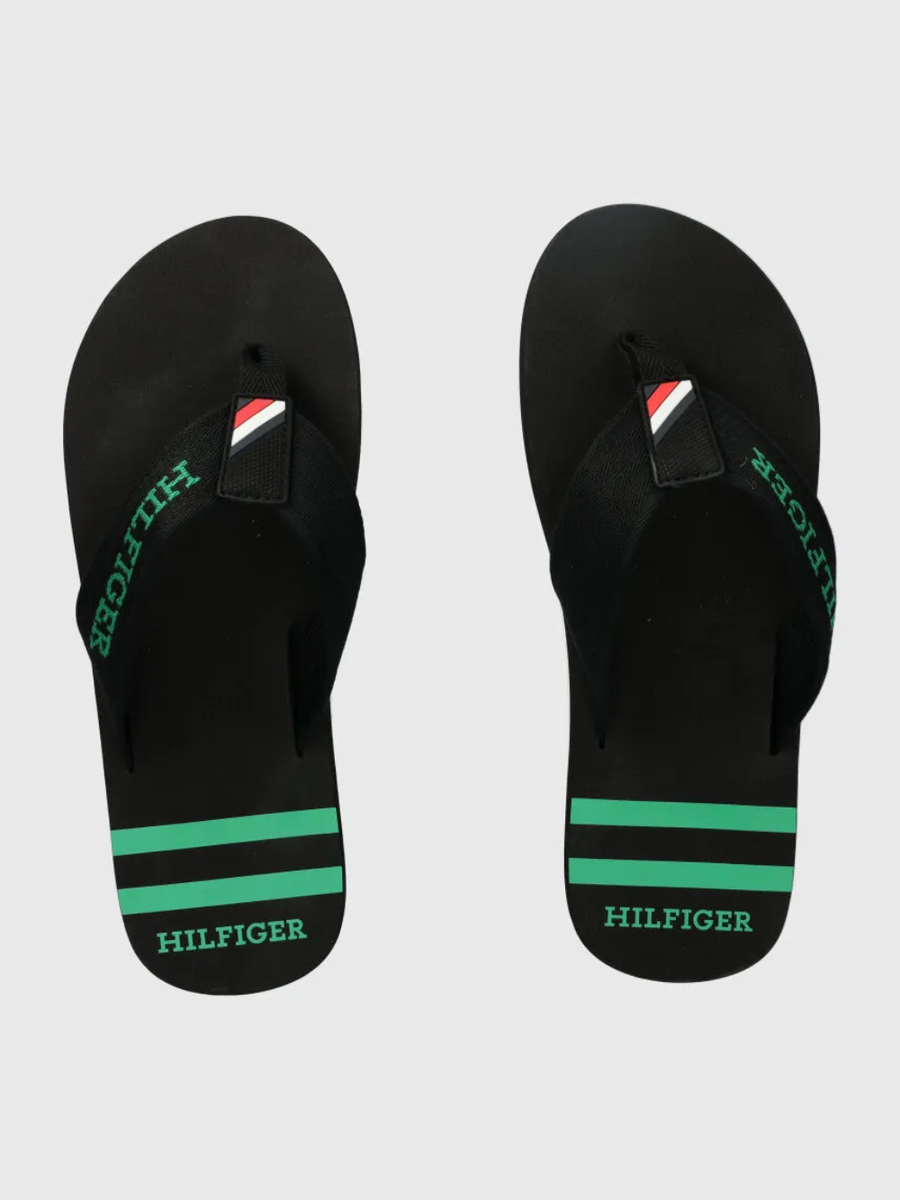 detail Tommy Hilfiger pánské černé žabky