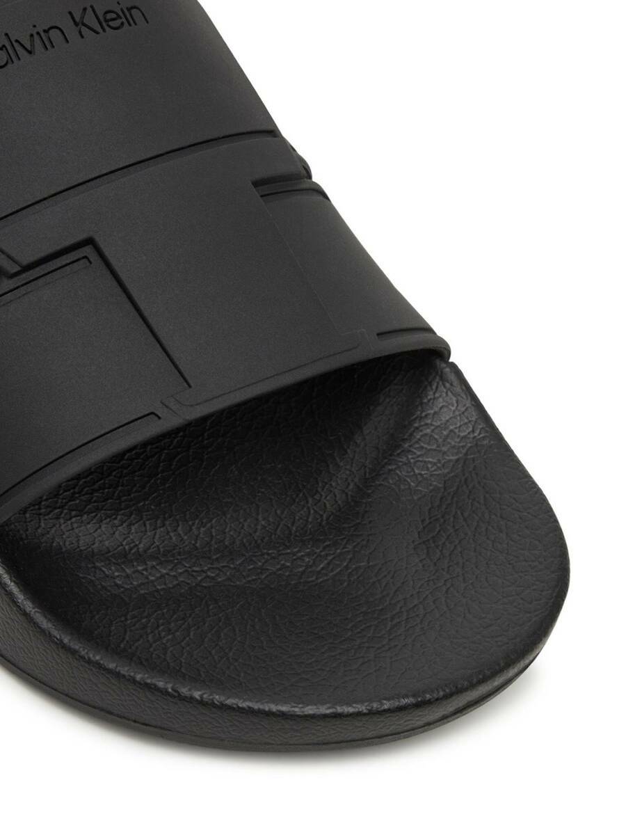 detail Calvin Klein pánské černé pantofle