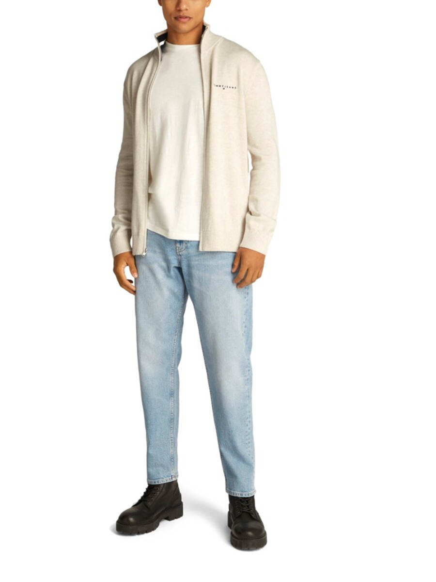 detail Tommy Jeans pánský krémový svetr