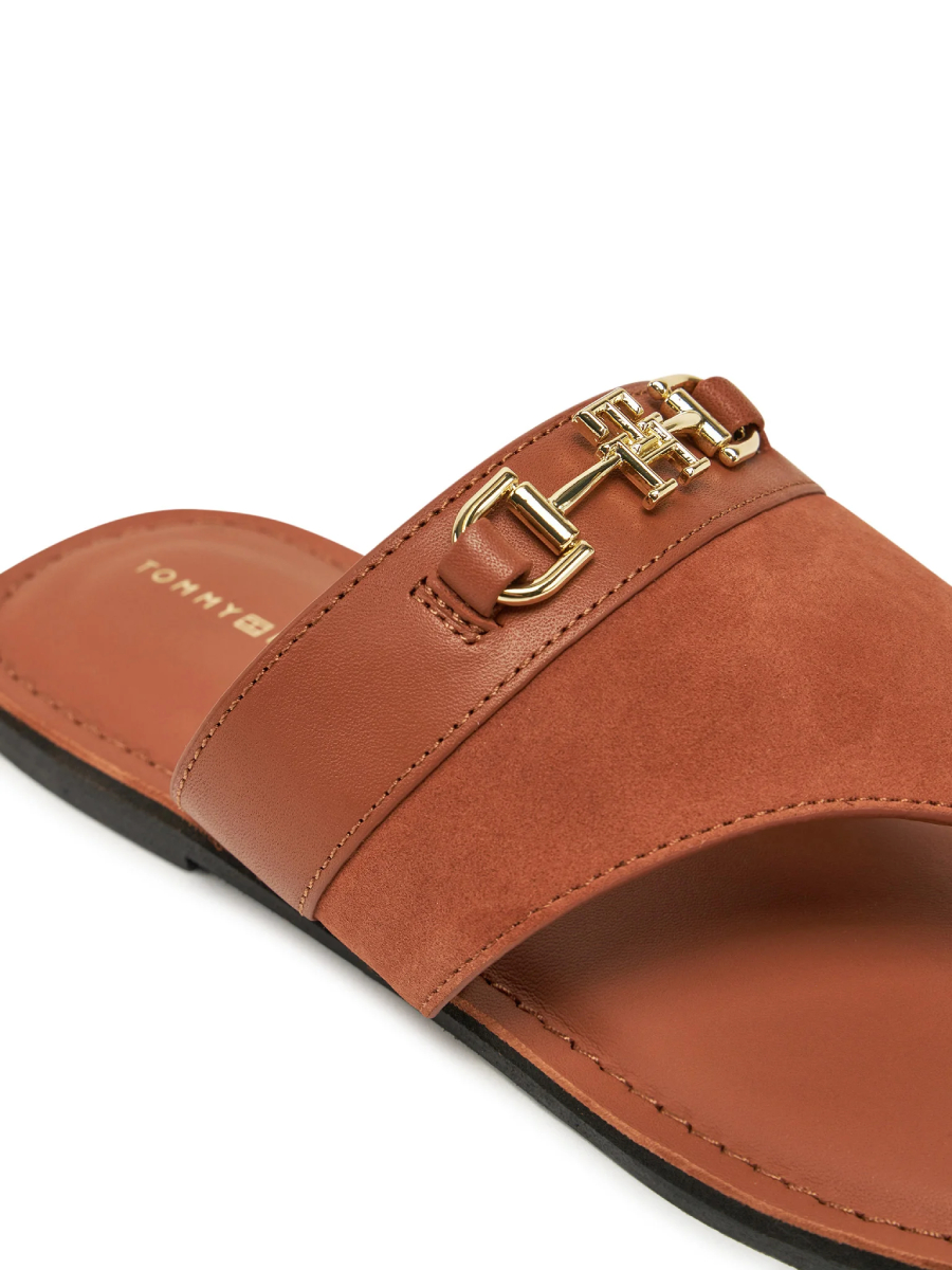 detail Tommy Hilfiger dámské hnědé žabky