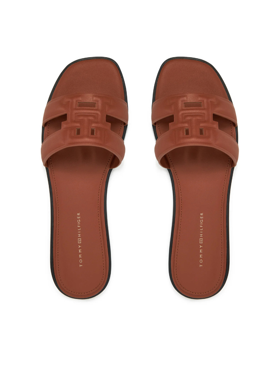 detail Tommy Hilfiger dámské hnědé žabky