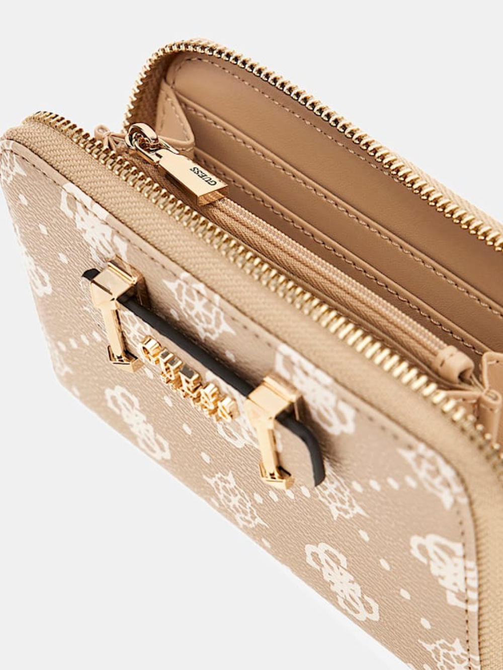 detail Guess dámská béžová peněženka