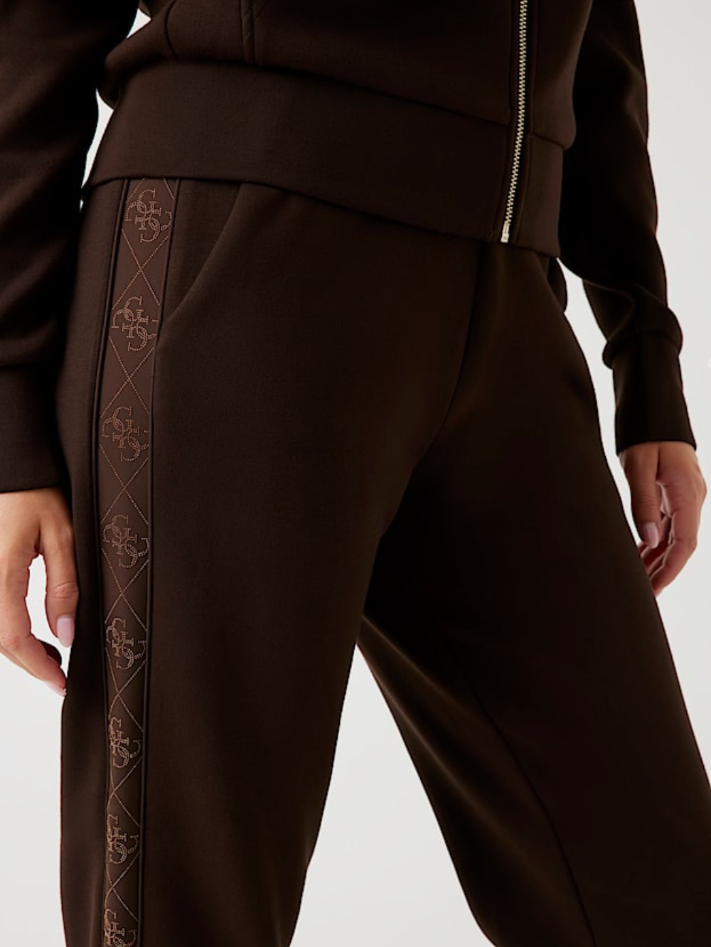 detail Guess dámské hnědé tepláky