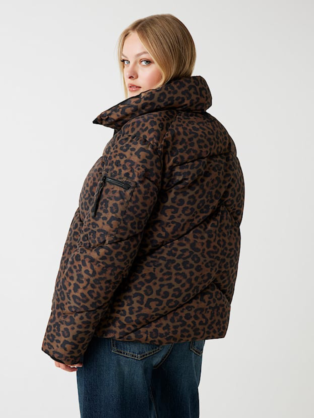 detail Guess dámská bunda se zvířecím vzorem