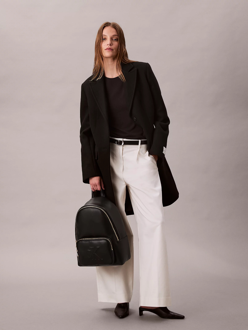 detail Calvin Klein dámský černý batoh