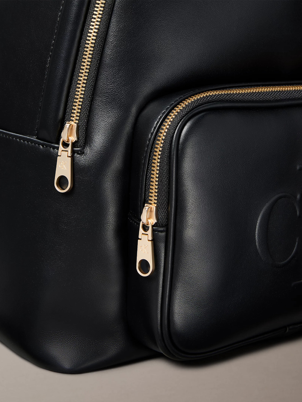 detail Calvin Klein dámský černý batoh