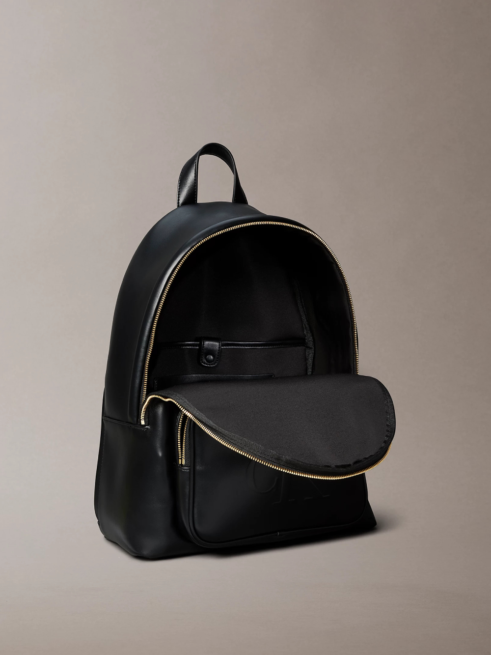 detail Calvin Klein dámský černý batoh