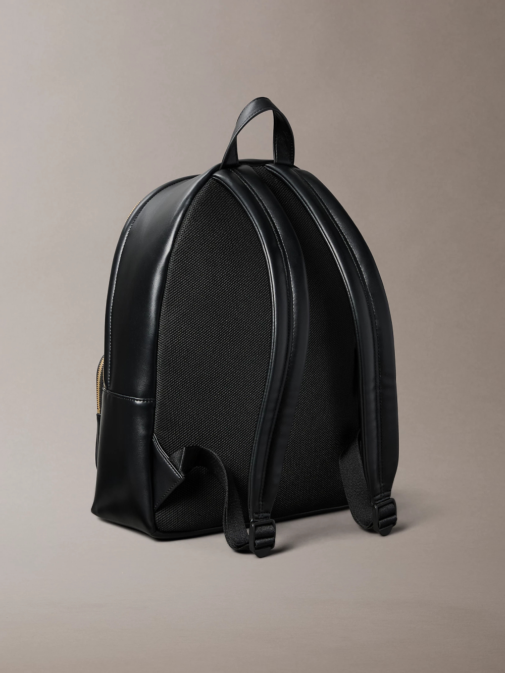 detail Calvin Klein dámský černý batoh