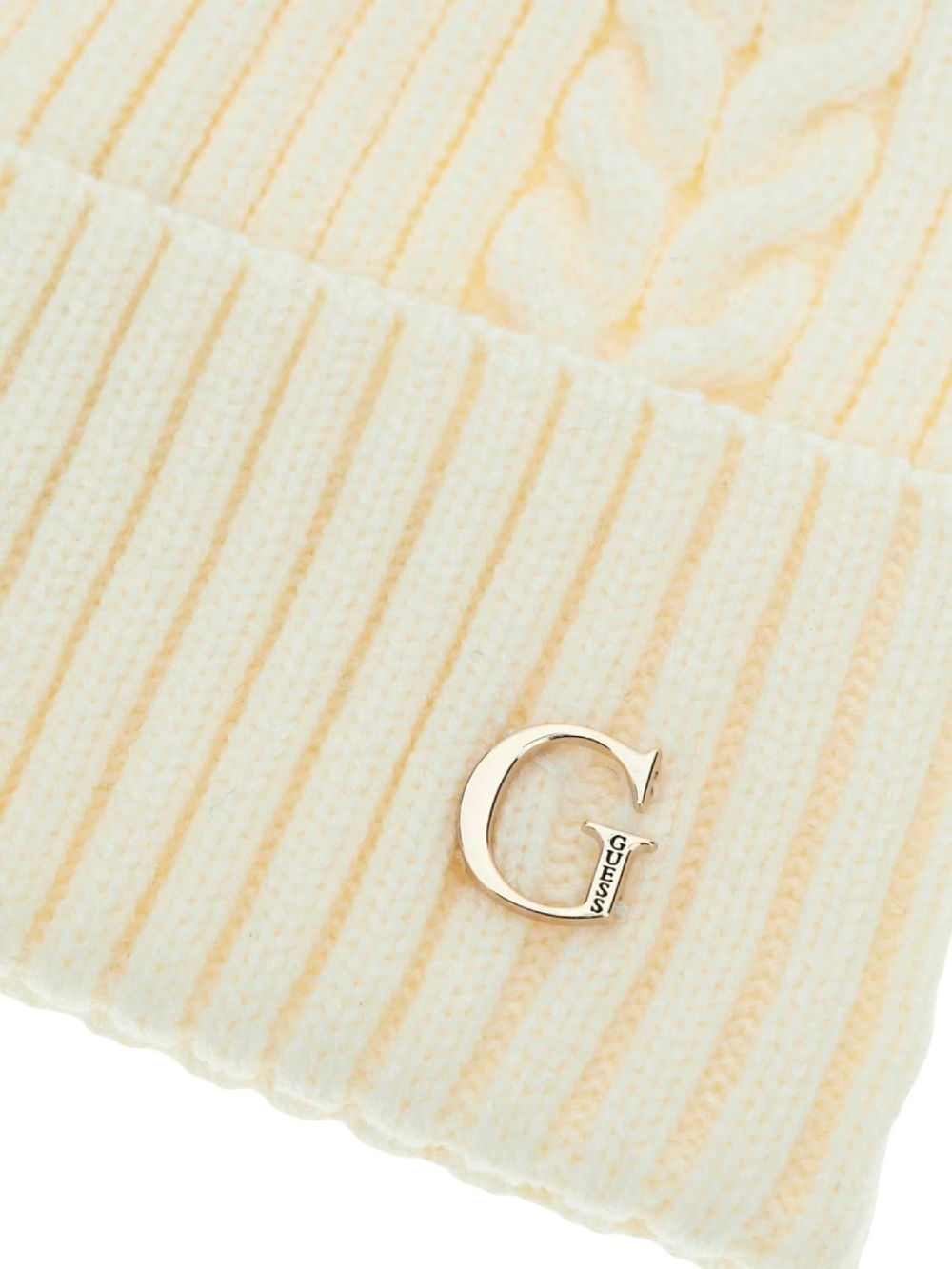 detail Guess dámská krémová čepice