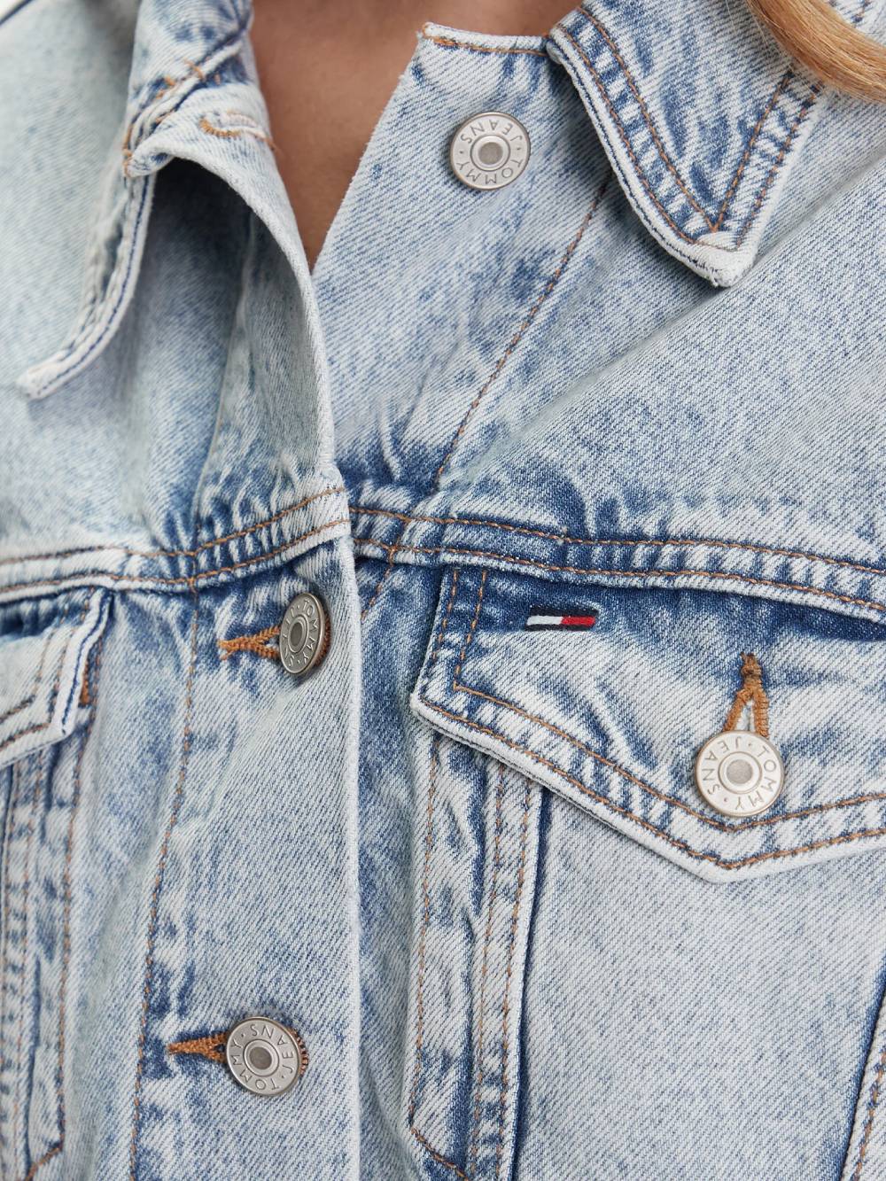 detail Tommy Jeans dámská džínová bunda