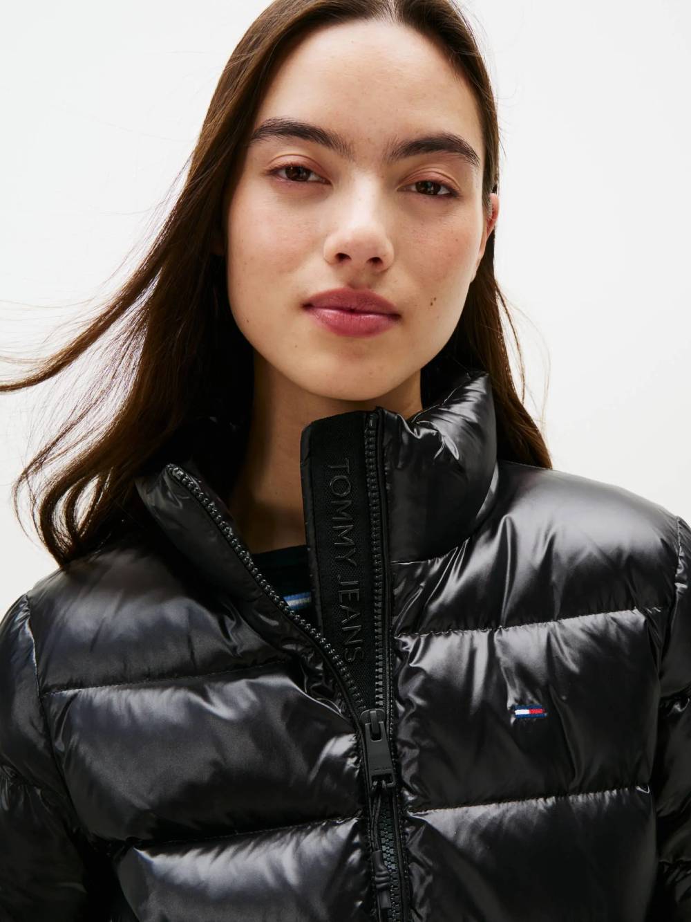 detail Tommy Jeans dámská černá zimní bunda