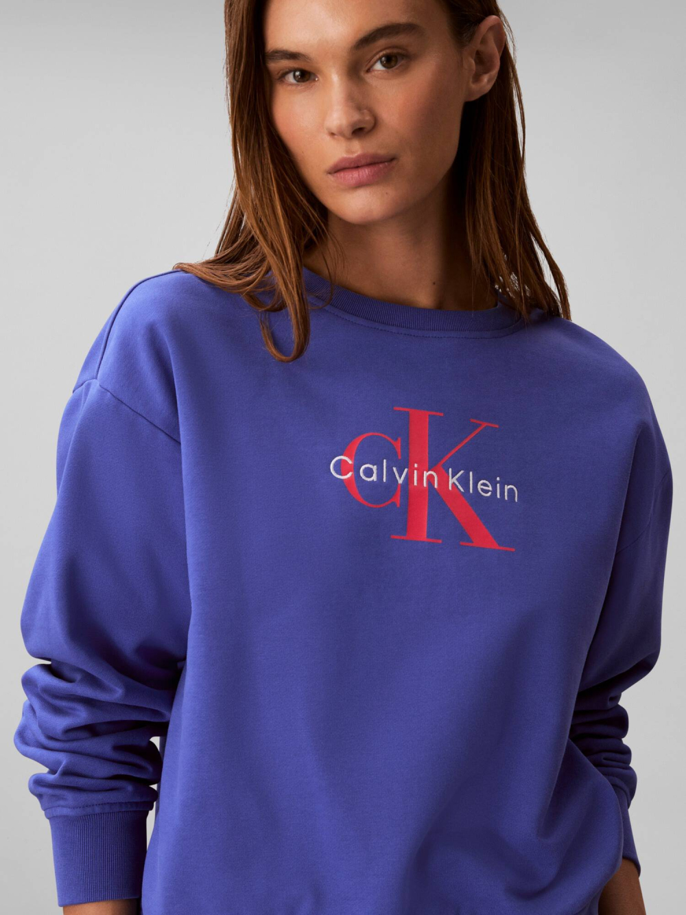 detail Calvin Klein dámská modrá mikina 