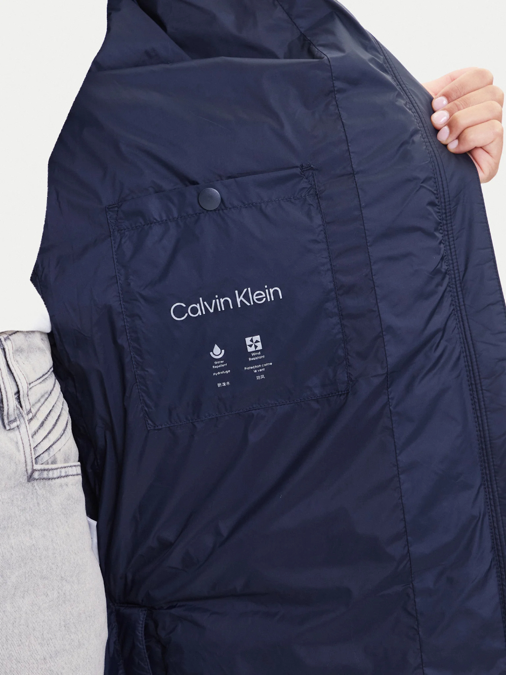 detail Calvin Klein dámská modrá bunda