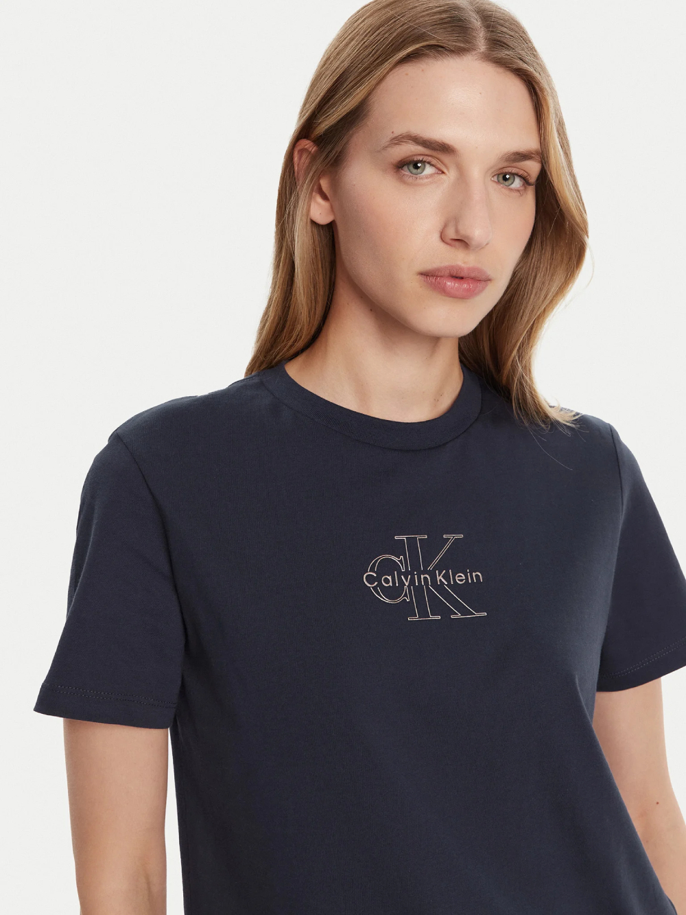 detail Calvin Klein dámské tmavě modré tričko