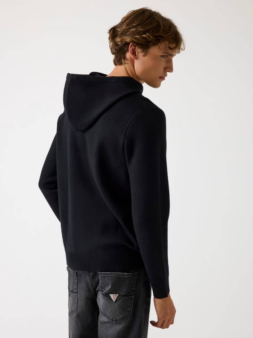 detail Guess pánský černý svetr