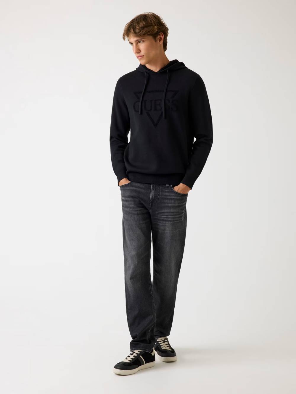 detail Guess pánský černý svetr