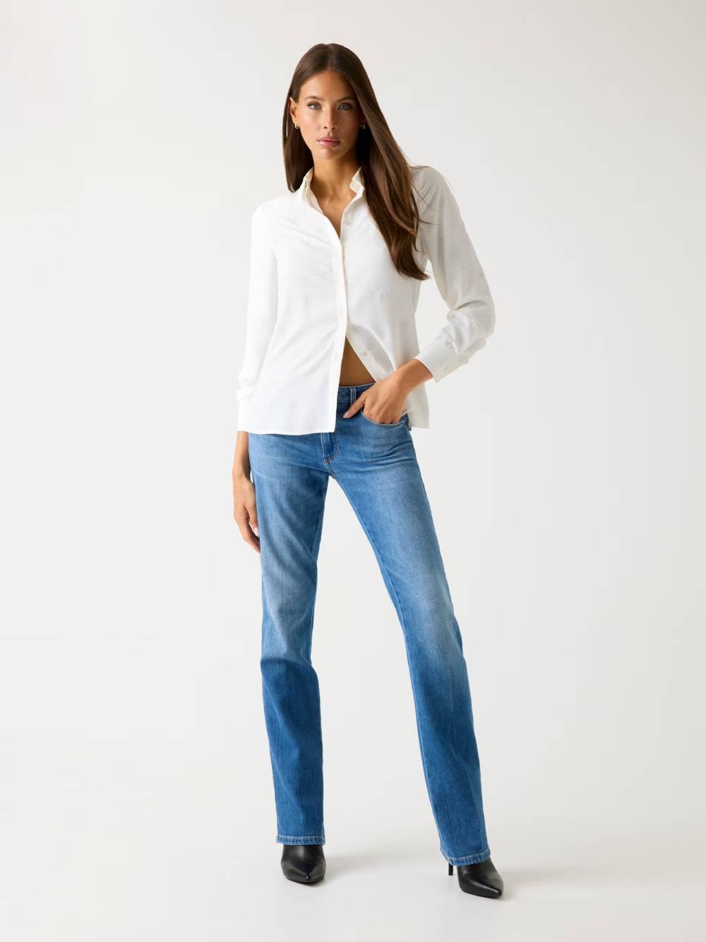 detail Guess dámská krémová košile