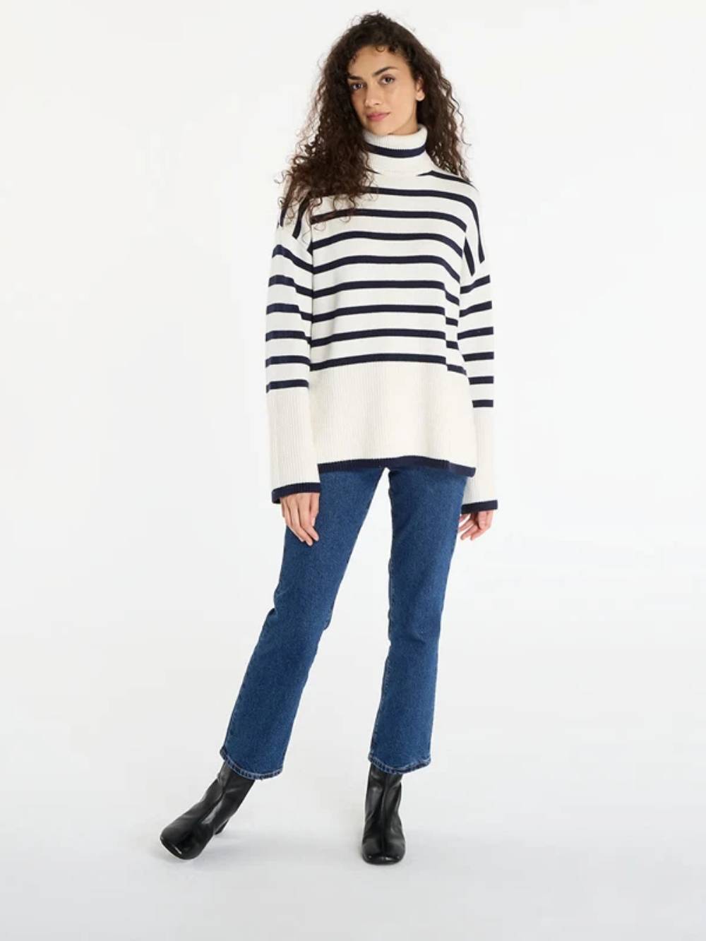 detail Guess dámský pruhovaný svetr