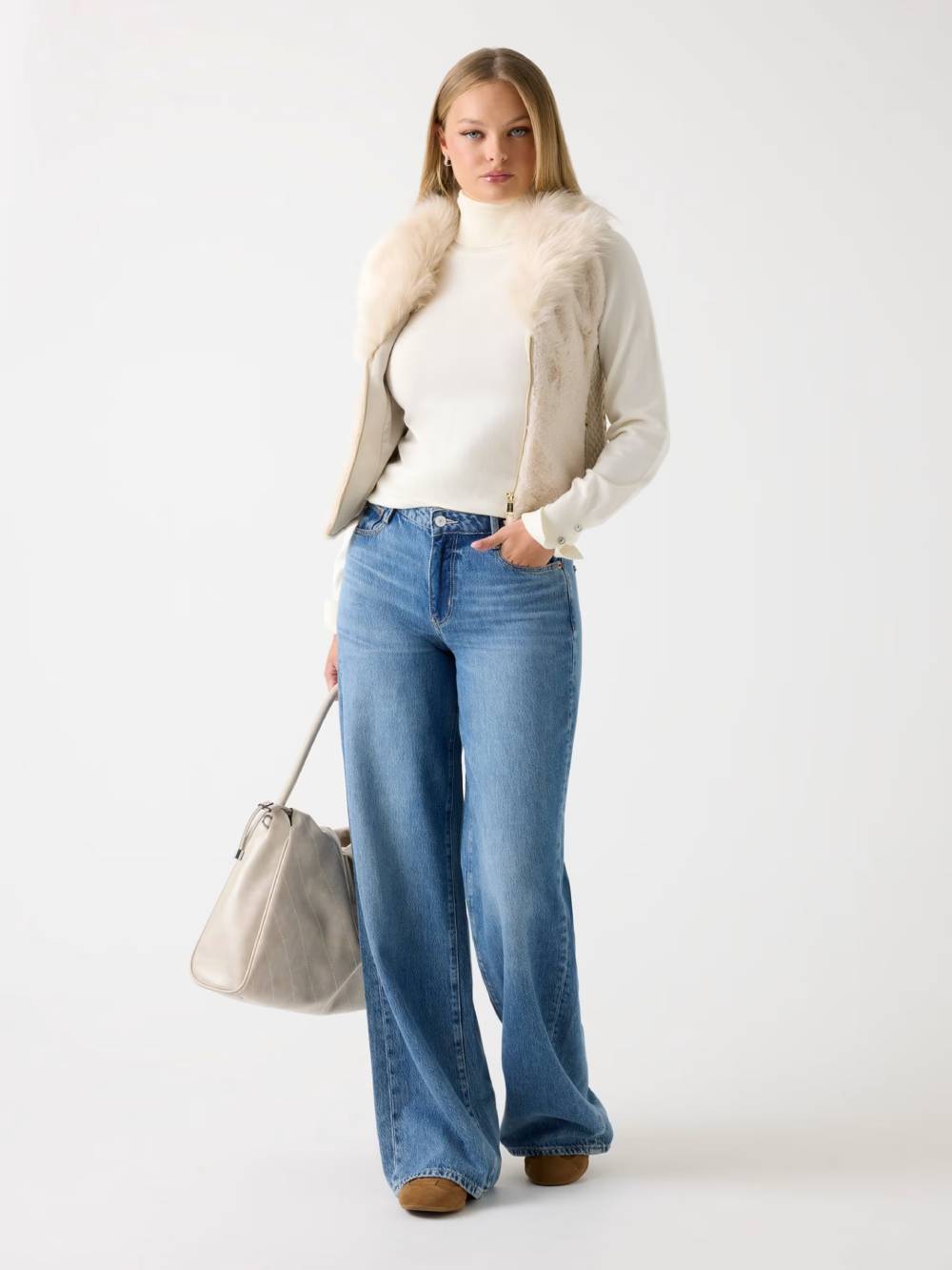 detail Guess dámská krémová vesta