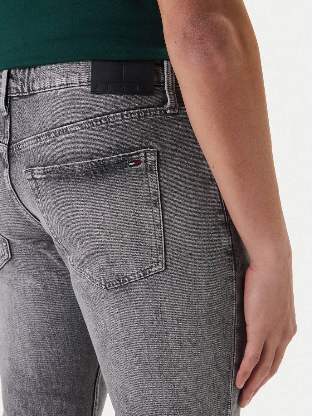 detail Tommy Jeans pánské šedé džíny
